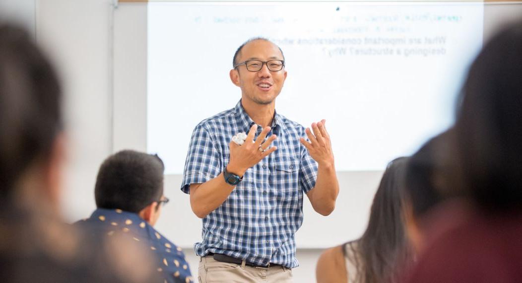 school of engineering and computer science professor teaching in classroom