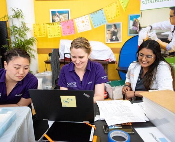 Carly Ranson with PharmD students at a Medicare Part D Outreach Clinic